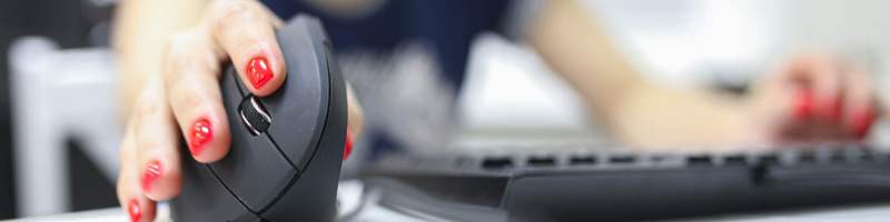 muisarm en rsi Hand die een computermuis bedient
